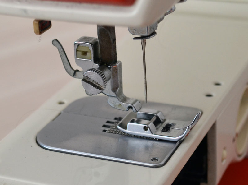 Как сменить швейную лапку