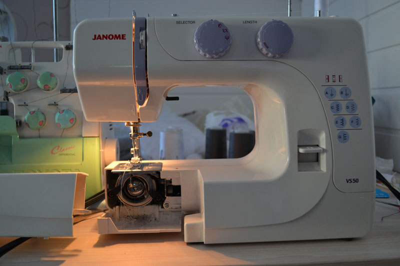 Недорогая швейная машинка Janome