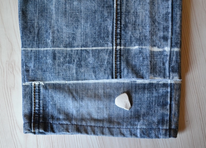 Выравнивание обеих штанин джинсов
